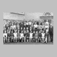 001-0118 Klassenfoto mit Lehrer Hagen.jpg